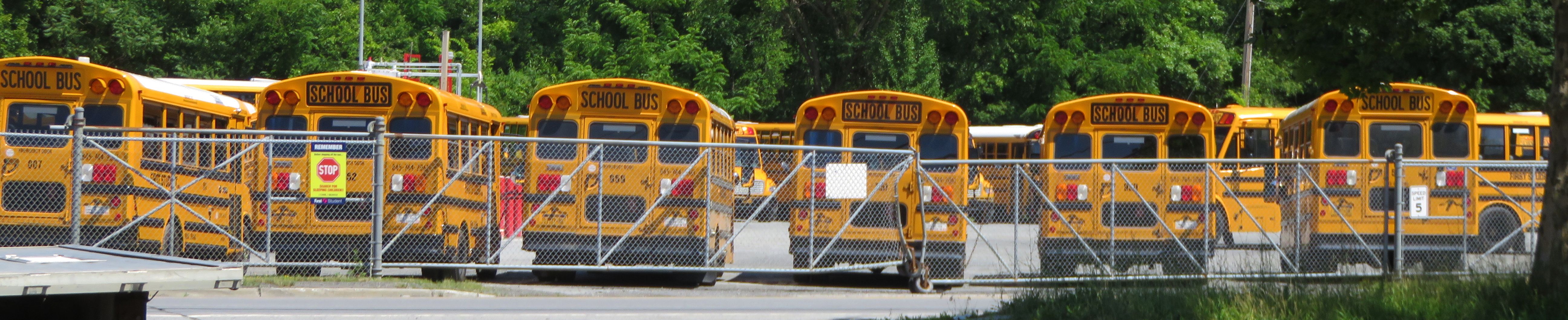 Stationnement rempli d'autobus scolaires