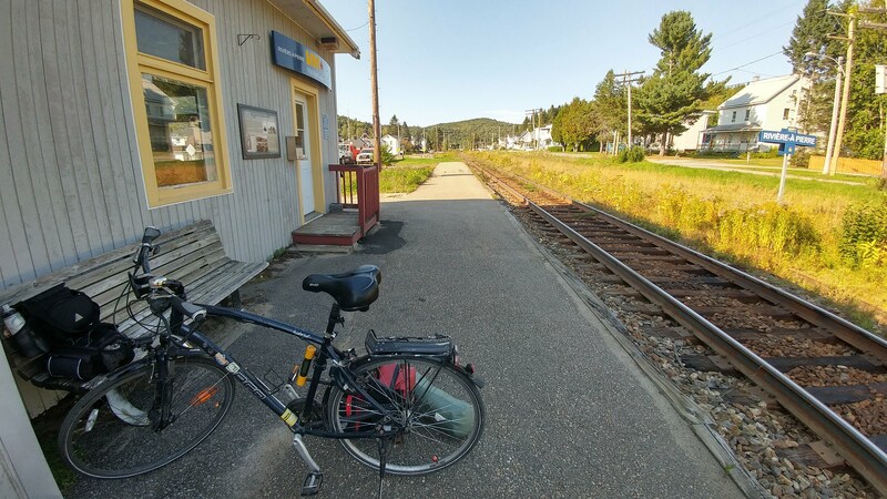 Mon vélo déchargé sur le quai de la gare Rivière-à-Pierre.