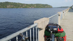 Un vélo sur le bord du fiord du Saguenay