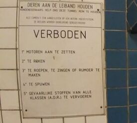 Un panneau d'interdits, dans un tunnel à Antwerpen