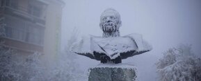 Une statue couverte de neige et de glace en Russie