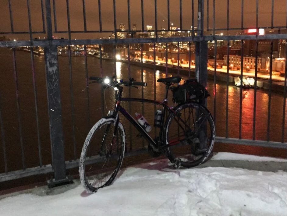 vélo au belvédère enneigé du pont Jacques-Cartier, Montréal au fond