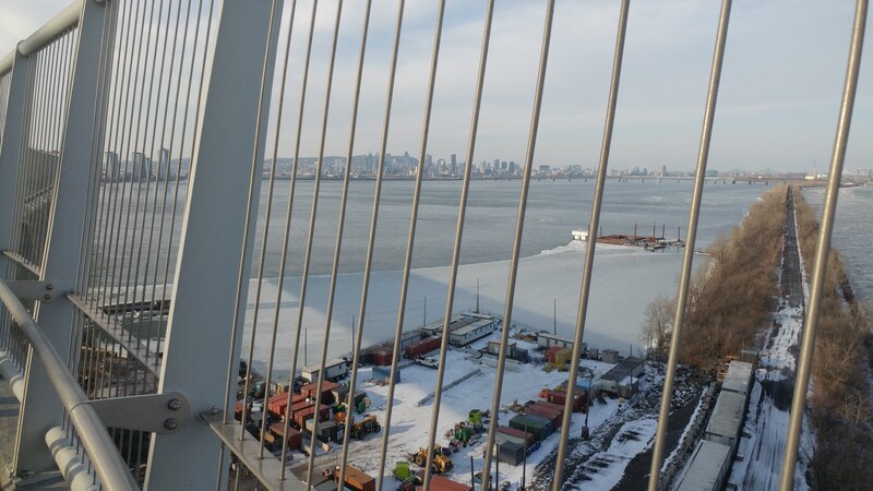 la vue du pont Champlain, neige sur le fleuve