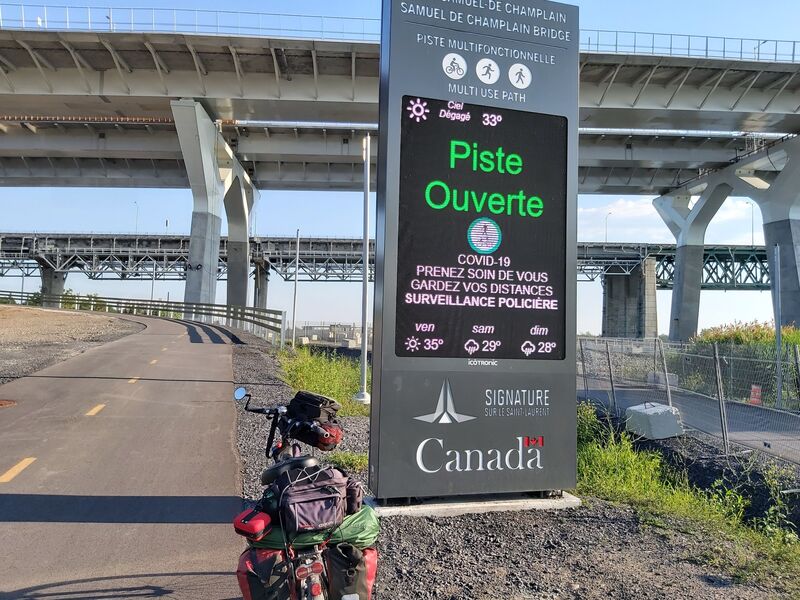 l'entrée du pont Champlain à Brossard, panneau à message qui indique que le pont est bel et bien ouvert