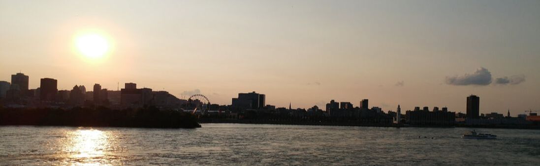 Coucher de soleil sur le fleuve et Montréal