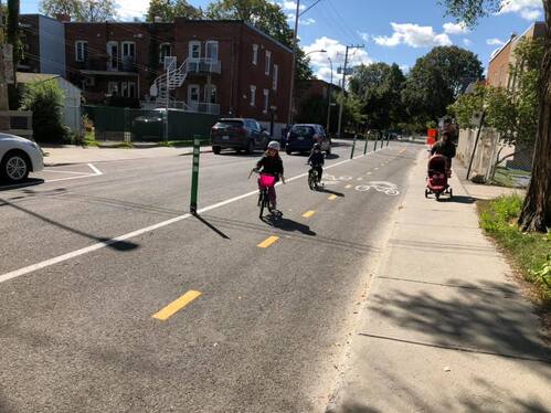 enfants sur une piste cyclable d'une rue tranquille