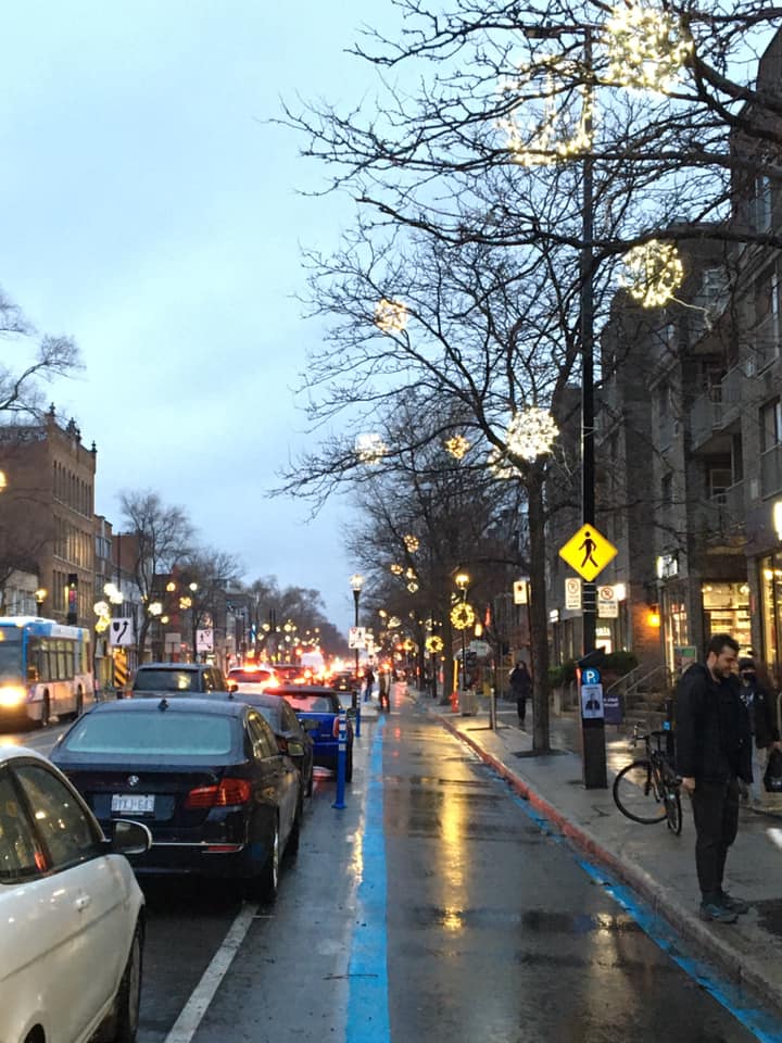 piste cyclable sur la rue St-Denis, décorations de Noël, chaussée mouillée